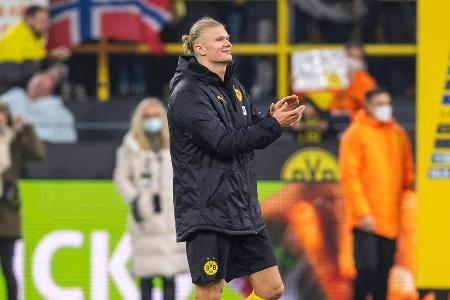 Nach dem letzten Heimspiel 2021 gegen Fürth (3:0) begibt sich Haaland auf eine persönliche Ehrenrunde für die BVB-Fans. Span...