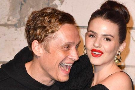 Matthias Schweighöfer und Ruby O. Fee schweben auf Wolke sieben. Matthias Schweighöfer und Ruby O. Fee schweben auf Wolke sieben.