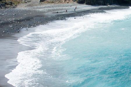 Sie sind oft nicht sichtbar, aber können zur tödlichen Gefahr werden: Strömungen. Deshalb herrscht auf Fuerteventura am Stra...