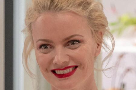 Sänger Rea Garvey war sich im Rateteam sicher: Hinter dem Fledermauskostüm muss seine gute Freundin Model Franziska Knuppe s...