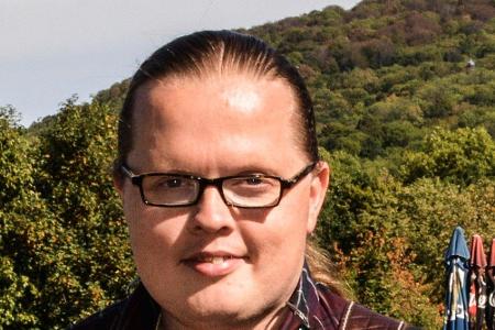 Angelo Kelly sang im Kostüm der Kakerlake. Er verließ die Show in Staffel zwei nach zwei Auftritten aufgrund des Ausbruchs d...