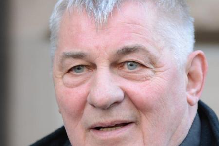 Für den schillernden Kakadu aus Staffel eins war in der dritten Folge Schluss: In dem Kostüm steckte Schauspieler Heinz Hoenig.