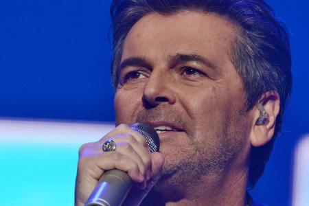 Musikkollege Thomas Anders reihte sich hinter ihm ein. Er performte als Schildkröte und begeisterte das Publikum mit seinem ...