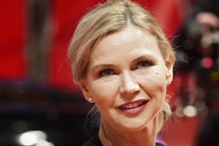 Als erste Teilnehmerin der dritten Staffel demaskierte sich Schauspielerin Veronica Ferres. Sie war im Kostüm der Biene und ...