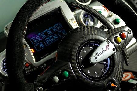 Diese Version leistete mittels 6,0-l-V12-Motor (aus dem Mercedes-Benz CLK GTR) 750 PS.