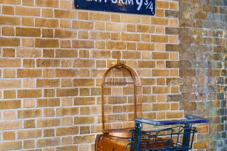 Um nach Hogwarts zu gelangen, muss sich Harry zum Gleis 9 ¾ begeben. Heute gibt es im Londoner Bahnhof King's Cross ein Denk...