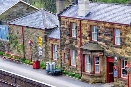 Für den Bahnhof in Hogsmeade wurde die Haltestelle in Goathland verwendet. Hier steigen die Schüler aus und werden mit Kutsc...