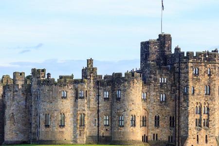 Die Außenaufnahmen von Hogwarts wurden auf Alnwick Castle gedreht. Die Anlage in Northumberland ist nach Windsor Castle der ...