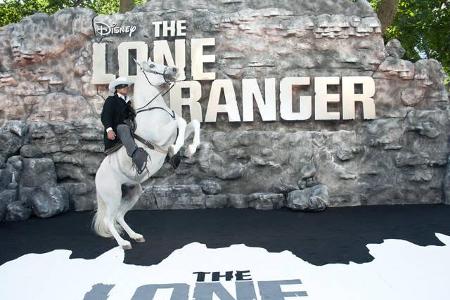 ...Johnny am Set von Lone Ranger 2013 immer wieder und wieder ansehen. Er reitet als Comanche Tonto auf seinem Pferd, als er...