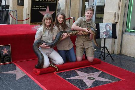 ...Terri Irwin und ihre beiden Kinder Bindi und Robert führen das Vermächtnis des Tierliebhabers fort und waren Ende April 2...