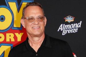 Tom Hanks platzt in Strandhochzeit