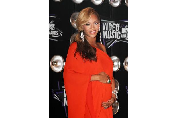 ...muss es bei Beyoncé immer ein wenig glamouröser zugehen, als anderswo. Als Queen B im Februar 2017 auf Instagram nur mit ...