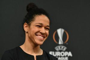 Ex-Nationalspielerin Sasic fordert Nachwuchsleistungszentren für Mädchen