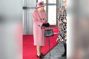 Erneut mit Gehstock unterwegs: Queen Elizabeth II. strahlt in Wales