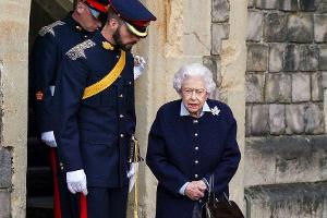 Sorge um Monarchin: Warum musste die Queen ins Krankenhaus?