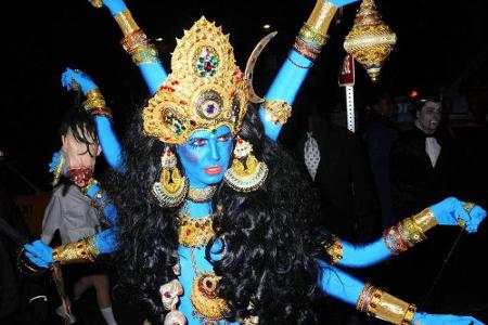 2008 orientierte sich Klum an der blauhäutigen Hindu-Göttin Kali mit acht Armen. Um dem Kostüm den nötigen Halloween-Touch z...