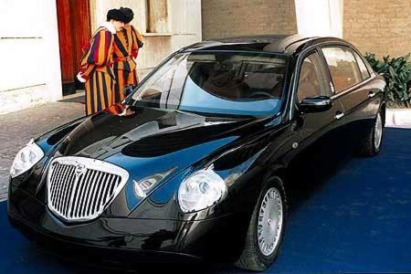 Lancia Thesis Jubileo als Papa-Mobil.