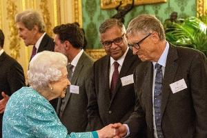 Queen Elizabeth II. empfängt Bill Gates auf Schloss Windsor