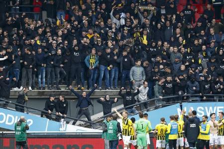 Niederlande: Tribüne bricht unter hüpfenden Fans zusammen