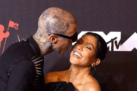 Travis Barker und Kourtney Kardashian im September 2021 bei den MTV Video Music Awards. Travis Barker und Kourtney Kardashian im September 2021 bei den MTV Video Music Awards.