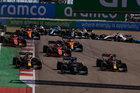 Max Verstappen heißt der Sieger des Strategie-Thrillers von Austin! Der Red-Bull-Pilot bezwingt seinen WM-Rivalen Lewis Hami... Max Verstappen heißt der Sieger des Strategie-Thrillers von Austin! Der Red-Bull-Pilot bezwingt seinen WM-Rivalen Lewis Hami...