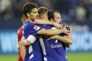 Schalke klettert auf Relegationsplatz