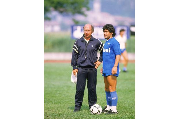 Ein Bote der neapolitanischen Camorra besucht Maradona beim Training. 'Die Giulianos wollen dich kennenlernen', sagt er. Woc...