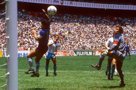 51. Minute im WM-Viertelfinale gegen England. Maradona faustet den Ball nach einem Querschläger von Verteidiger Steve Hodge ...