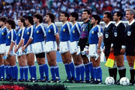WM-Finale in Rom. Weil die Fans ihn auspfeifen, beleidigt Maradona das Publikum beim Absingen der Nationalhymne in die Kamer...