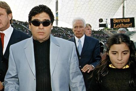 Nach einer Überdosis Kokain wird Maradona in eine Klinik in Buenos Aires eingeliefert. Die Ärzte diagnostizieren ein vom Dro...