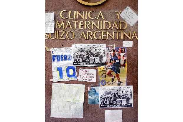 Maradona wird mit lebensbedrohlichen Herz- und Lungenproblemen in eine Klinik eingeliefert und in ein künstliches Koma verse...