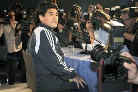 Der Fußball-Weltverband FIFA sperrt Maradona, inzwischen Nationaltrainer seines Heimatlandes, für zwei Monate. Der Grund: Er...