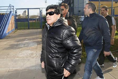 Maradona ohrfeigt einen Journalisten auf offener Straße. Der Grund: Der Mann habe angeblich seiner Freundin zugezwinkert.