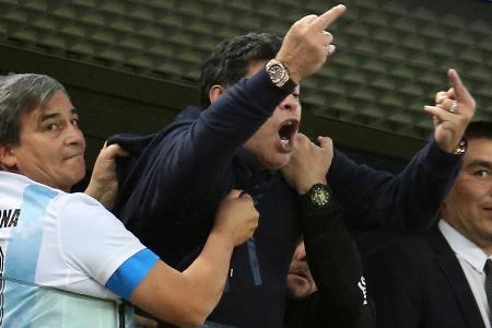 Beim 2:1 gegen seines Heimatlandes Argentinien gegen Nigeria zeigt Maradona wieder einmal alle Facetten. Er tanzt in der VIP...