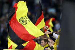 WM-Quali: DFB verschenkt Trikots an Fans in Wolfsburg