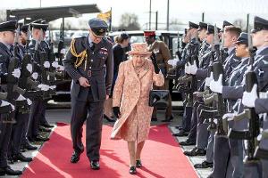 Darum arbeitet die Queen mit 95 noch