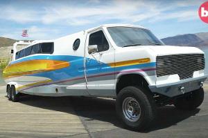 Verrückter Pick-up-Camper mit Boot