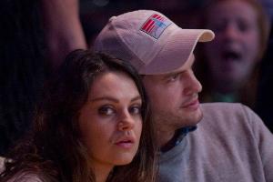 Mila Kunis: Ashton Kutcher zweimal wegen Pankreatitis in der Klinik