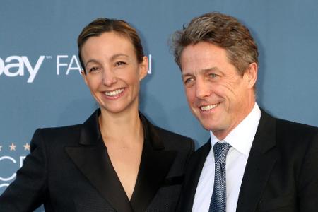Hugh Grant und seine Frau Anna Eberstein infizierten sich bereits im Februar, was der Brite Mitte November bekannt gab. Zu d...