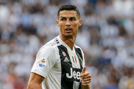 Ebenfalls für Aufsehen sorgte Cristiano Ronaldo mit seiner Corona-Infektion Mitte Oktober. Er wurde positiv getestet, sei je...