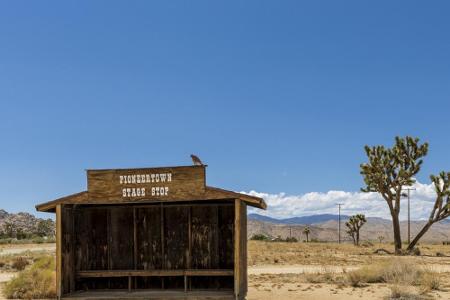 Mitten in der Wüste Kaliforniens befindet sich in der alten Westernstadt Pioneertown ein kleines Holzhäuschen, das als Busha...