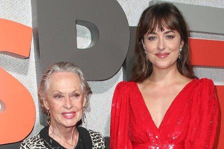 Tippi Hedren (l.) und ihre Enkelin Dakota Johnson bei einem Red-Carpet-Event. Tippi Hedren (l.) und ihre Enkelin Dakota Johnson bei einem Red-Carpet-Event.