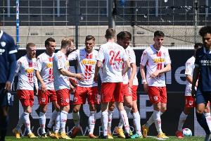 Regensburg verpasst Tabellenführung - Paderborn gewinnt