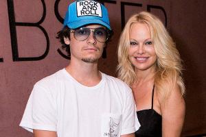 Stolze Mutter: Pamela Anderson zeigt sich mit ihren Söhnen