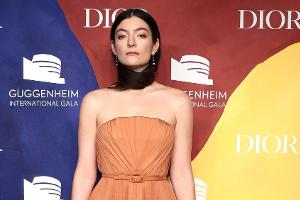 Lorde trägt auf dem roten Teppich ihre Haare als Schal