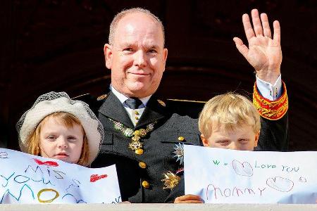 Fürst Albert II. mit seinen Kindern Prinzessin Gabriella und Prinz Jacques beim Nationalfeiertag in Monaco.