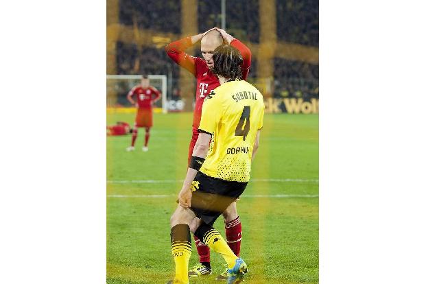 ... Nach Robbens Fehlschuss stürmt BVB-Verteidiger Neven Subotić auf den Niederländer zu und schreit diesem ins Gesicht - in...