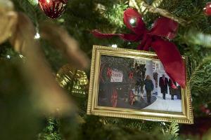 Donald Trump baumelt an Joe Bidens Weihnachtsbaum