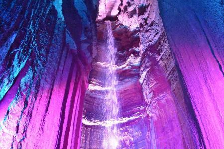 Tolles Farbenspiel: Die Ruby Falls werden beleuchtet.