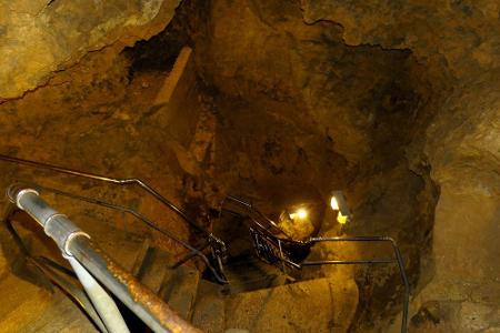 55 Meter muss man bei der Tiefenhöhle Laichingen hinabsteigen, um die Felsformationen zu besichtigen. Im inneren warten Scha...